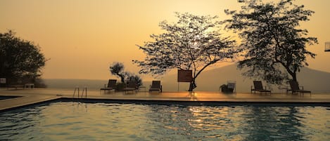 Una piscina al aire libre