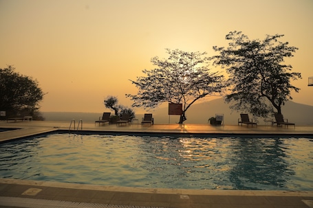 Una piscina al aire libre