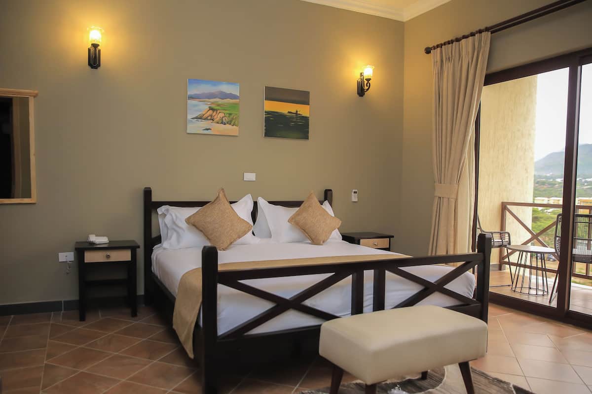 In-room safe, soundproofing, free WiFi, bed sheets