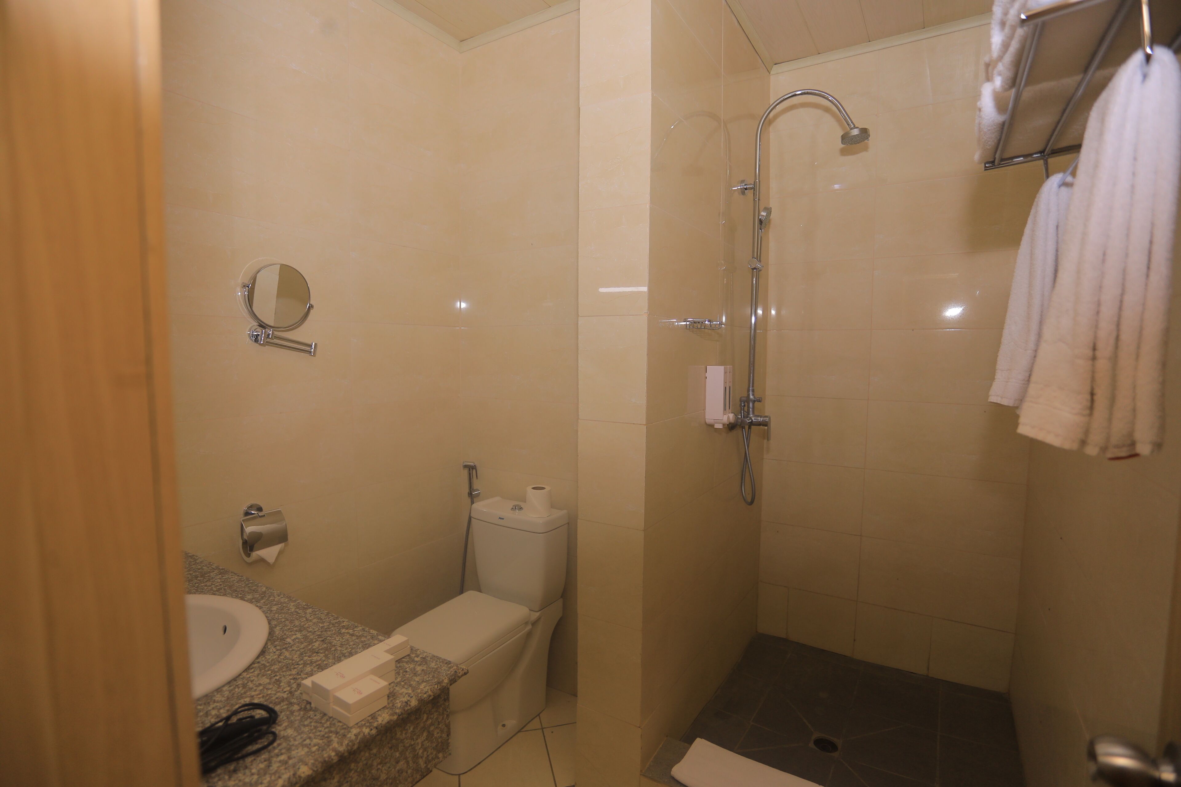 Perhehuone, näköala puutarhaan | Tallelokero huoneessa, äänieristys, ilmainen Wi-Fi, vuodevaatteet