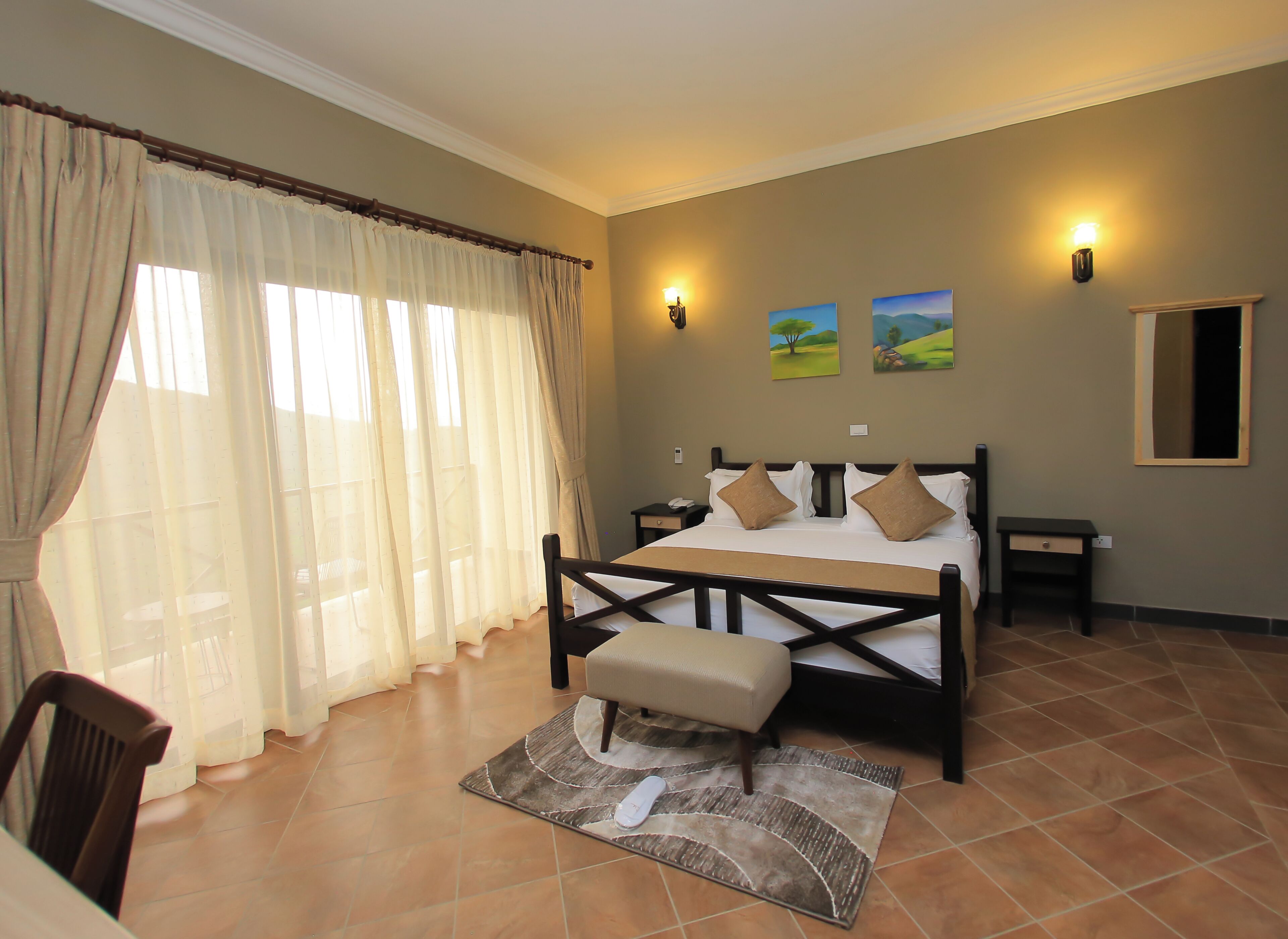 In-room safe, soundproofing, free WiFi, bed sheets