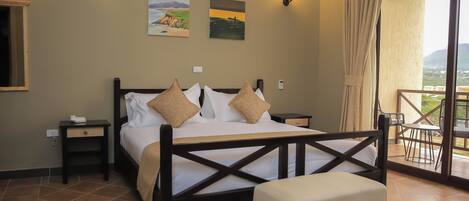 Chambre, 1 grand lit, vue sur le jardin | Coffre-fort, systĂšme dâinsonorisation, accĂšs au Wi-Fi (inclus)