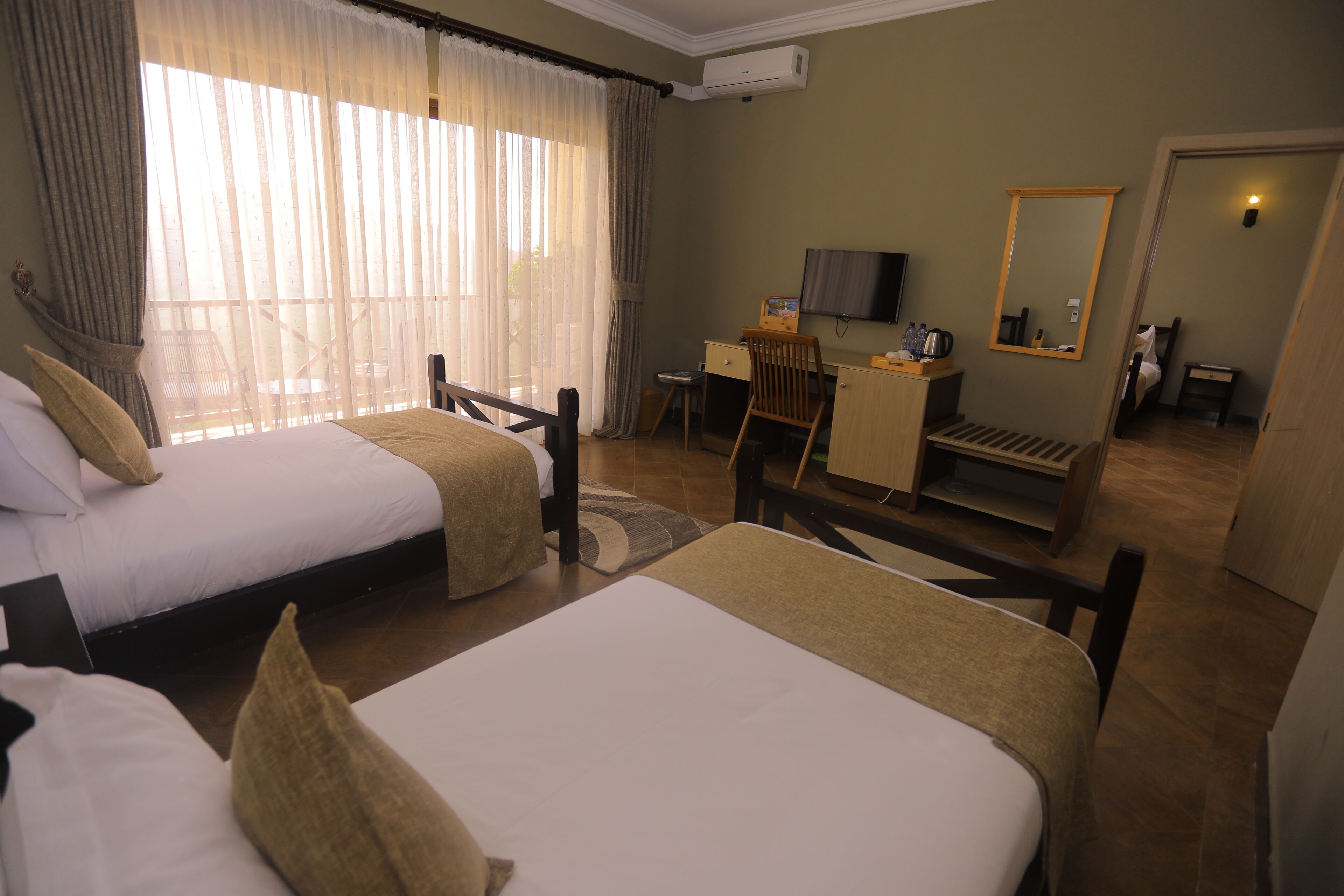 In-room safe, soundproofing, free WiFi, bed sheets