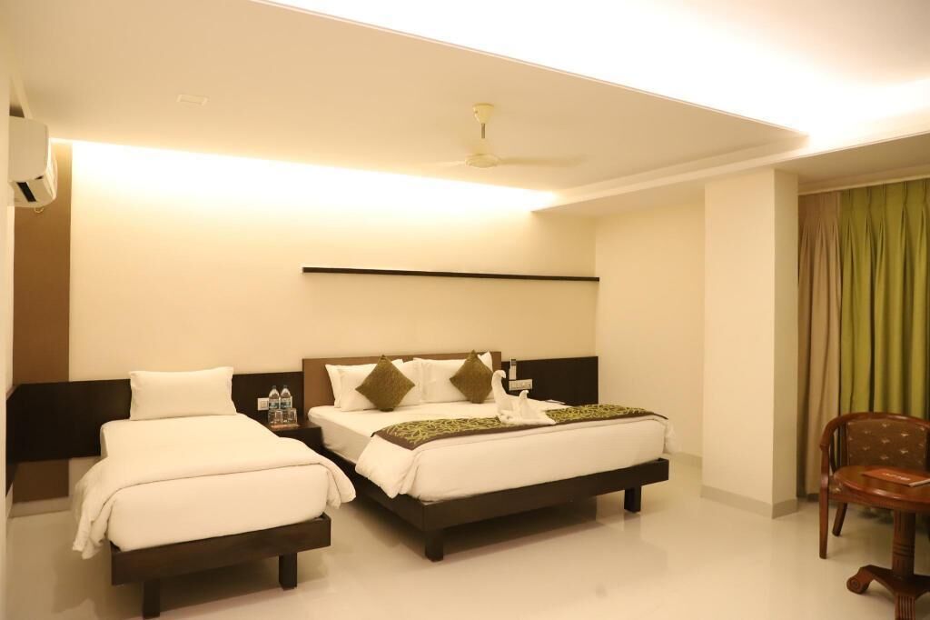 In-room safe, desk, rollaway beds