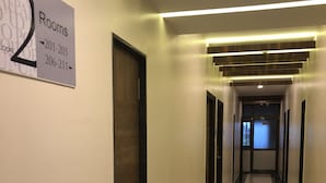 Un pasillo de hotel con un cartel que indica las habitaciones 201 al 205 y 206 al 211.