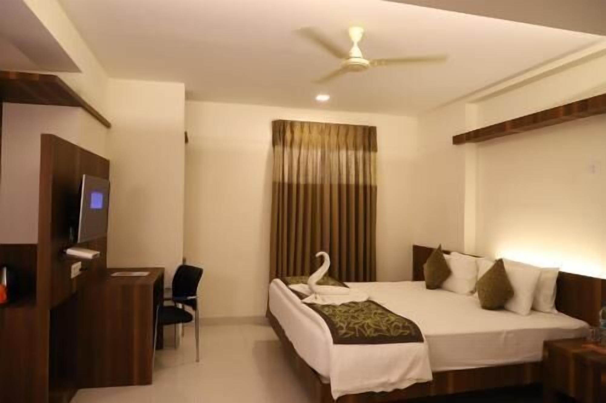 In-room safe, desk, rollaway beds
