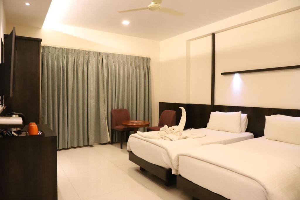 In-room safe, desk, rollaway beds