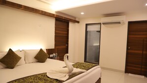 Una habitación de hotel con cama, ducha y armario.