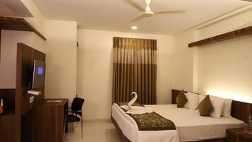 Brankas, meja kerja, dan tempat tidur lipat/tambahan