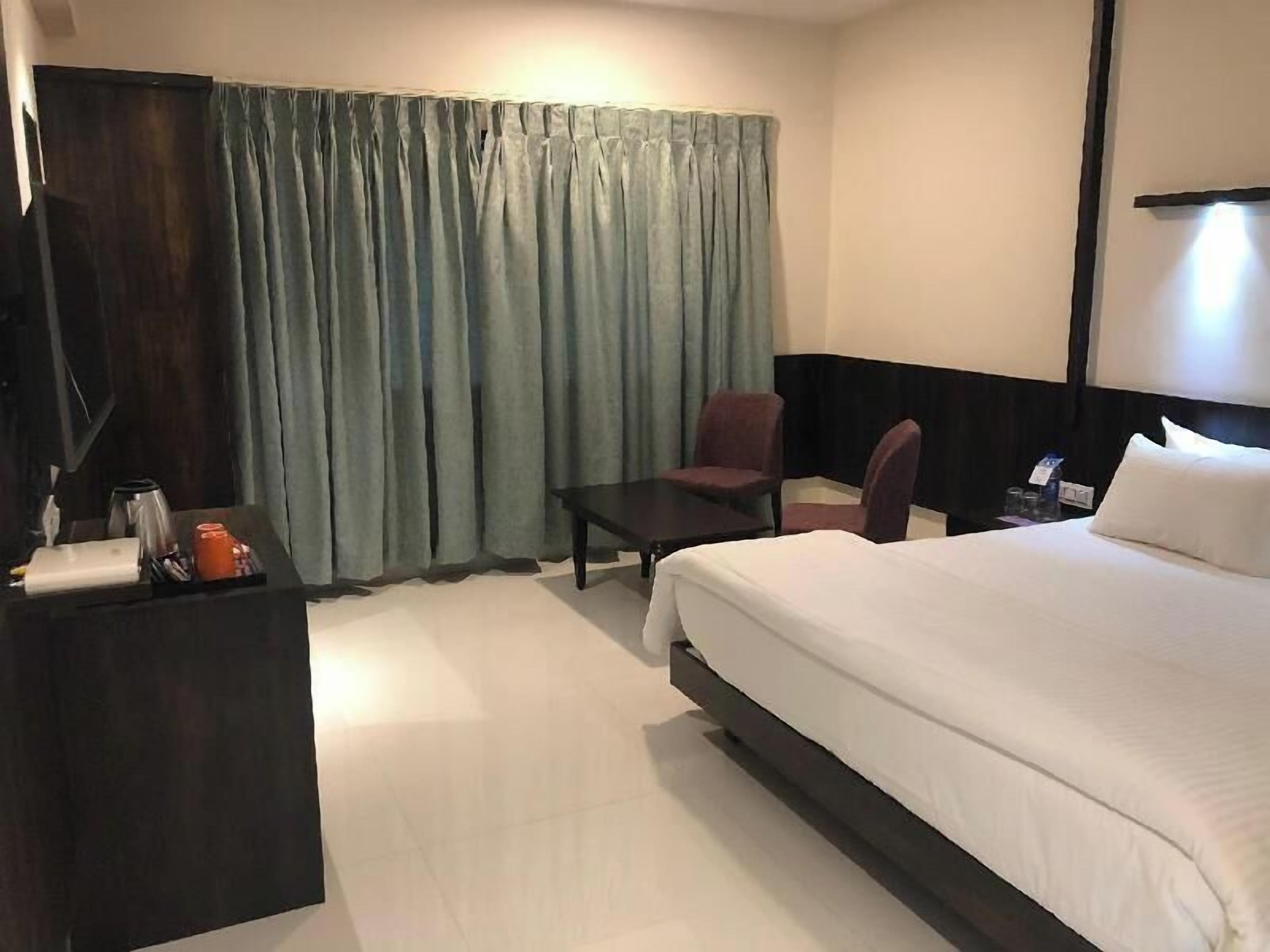In-room safe, desk, rollaway beds
