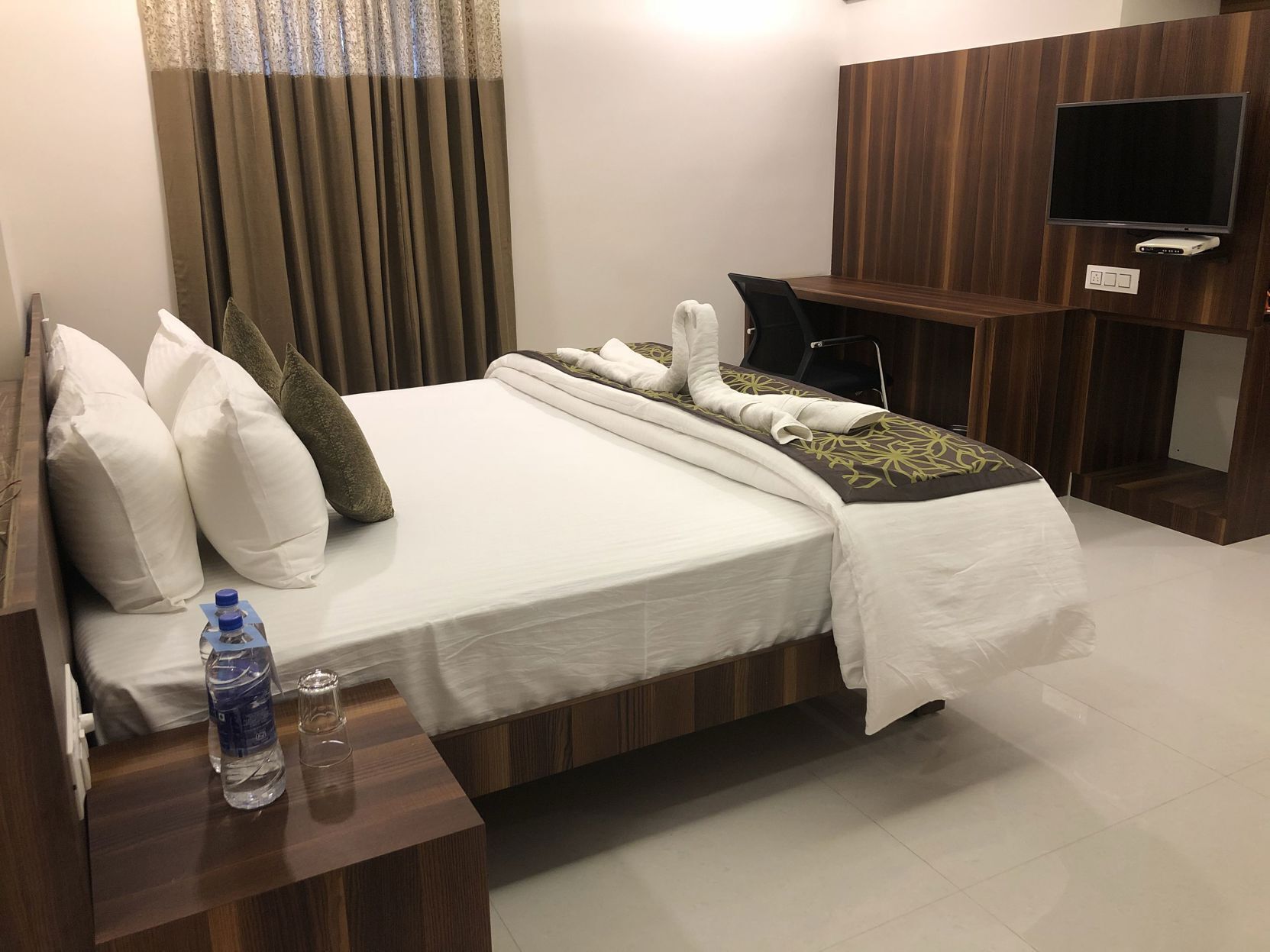 In-room safe, desk, rollaway beds
