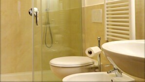 Buồng tắm vòi sen, đồ dùng nhà tắm miễn phí, máy sấy tóc 