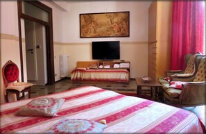 Triple Room | Minibar, soundproofing, free WiFi, bed sheets - Casalbergo (Siena)