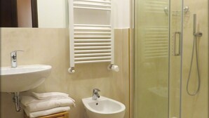 Buồng tắm vòi sen, đồ dùng nhà tắm miễn phí, máy sấy tóc 