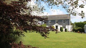 A two-story house with a well-maintained lawn in front. - Treweens Bed & Breakfast (Wadebridge)