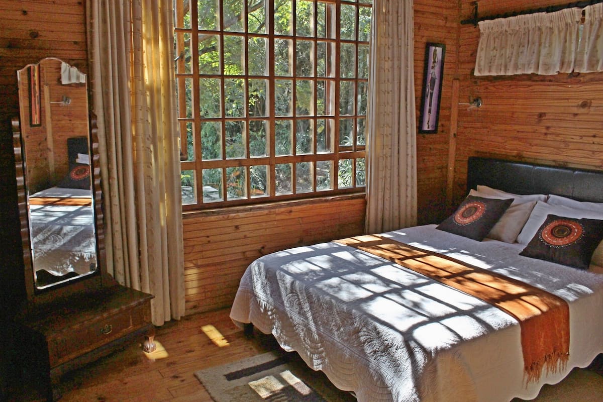 Klassieke boomhut, 2 slaapkamers, uitzicht op bergen, uitzicht op gebergte | Luxe beddengoed, geluiddichte muren, gratis wifi, beddengoed