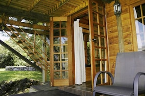 Classic Tree House, 2 Bedrooms, Mountain View, Mountainside | Terrace/patio