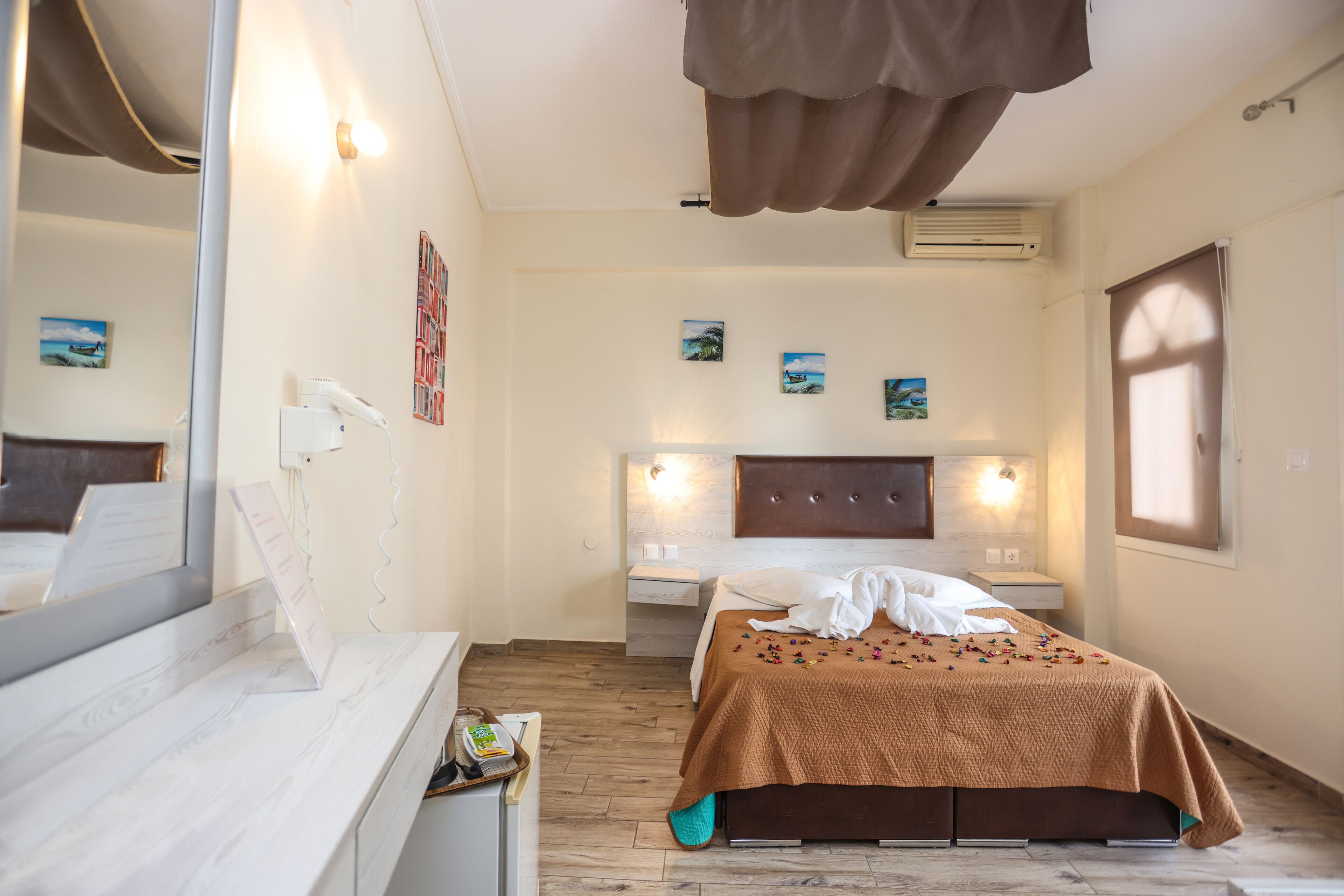 Habitación básica con 2 camas individuales, 1 cama doble | Caja fuerte, sistema de insonorización, tabla de planchar con plancha