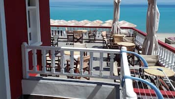 Quarto triplo, vista parcial para o mar | Vista para praia/oceano