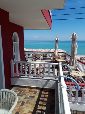 Quarto triplo, vista parcial para o mar | Vista para praia/oceano