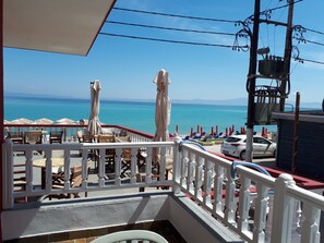 Quarto família, vista parcial para o mar | Vista para praia/oceano