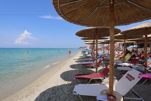 Privatstrand in der Nähe, Liegestühle, Sonnenschirme