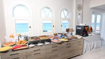 Café da manhã com buffet grátis todos os dias