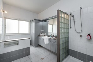 Lejlighed | Badeværelse | Bruser, gratis toiletartikler, håndklæder, Sæbe