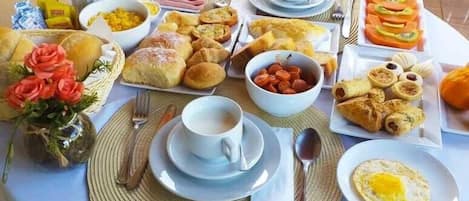 Café da manhã com buffet grátis todos os dias