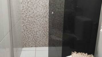 Kamar Double Standar | Kamar mandi | Shower, perlengkapan mandi gratis, pengering rambut, dan handuk