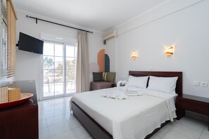 Deluxe Studio | In-room safe, individually decorated, desk, soundproofing