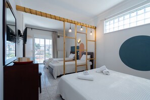 Superior appartement | Een kluis op de kamer, individueel gedecoreerd, een bureau