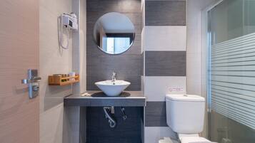 Superior Apartment, Sea View | Banheiro | Chuveiro, secador de cabelo, toalhas de banho