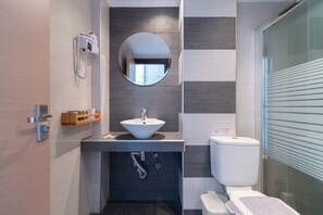 Superior Apartment, Sea View | Banheiro | Chuveiro, secador de cabelo, toalhas de banho 