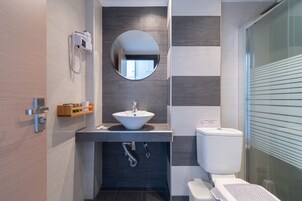 Superior Apartment, Sea View | Bathroom | Shower, hair dryer, towels