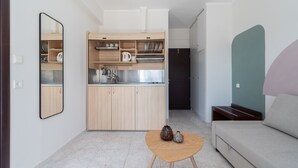 Uma cozinha moderna com armários de madeira, uma pia de aço inoxidável e uma mesa de jantar com dois vasos.