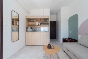 Superior appartement | Woonruimte | Een 28-inch flatscreentelevisie met satellietzenders en lcd-televisie