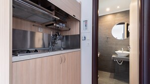 Uma cozinha moderna com eletrodomésticos de aço inoxidável, armários de madeira e forno embutido.