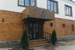 Pintu masuk properti