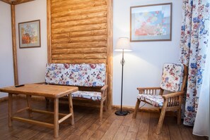 Kamar Double Standar | Seprai premium, minibar, brankas, dan meja kerja