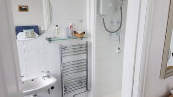 Superior Twin Room | Bathroom | Shower, free toiletries, hair dryer, towels