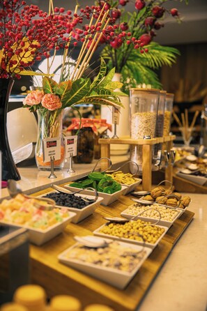 Café da manhã com buffet todos os dias mediante uma taxa