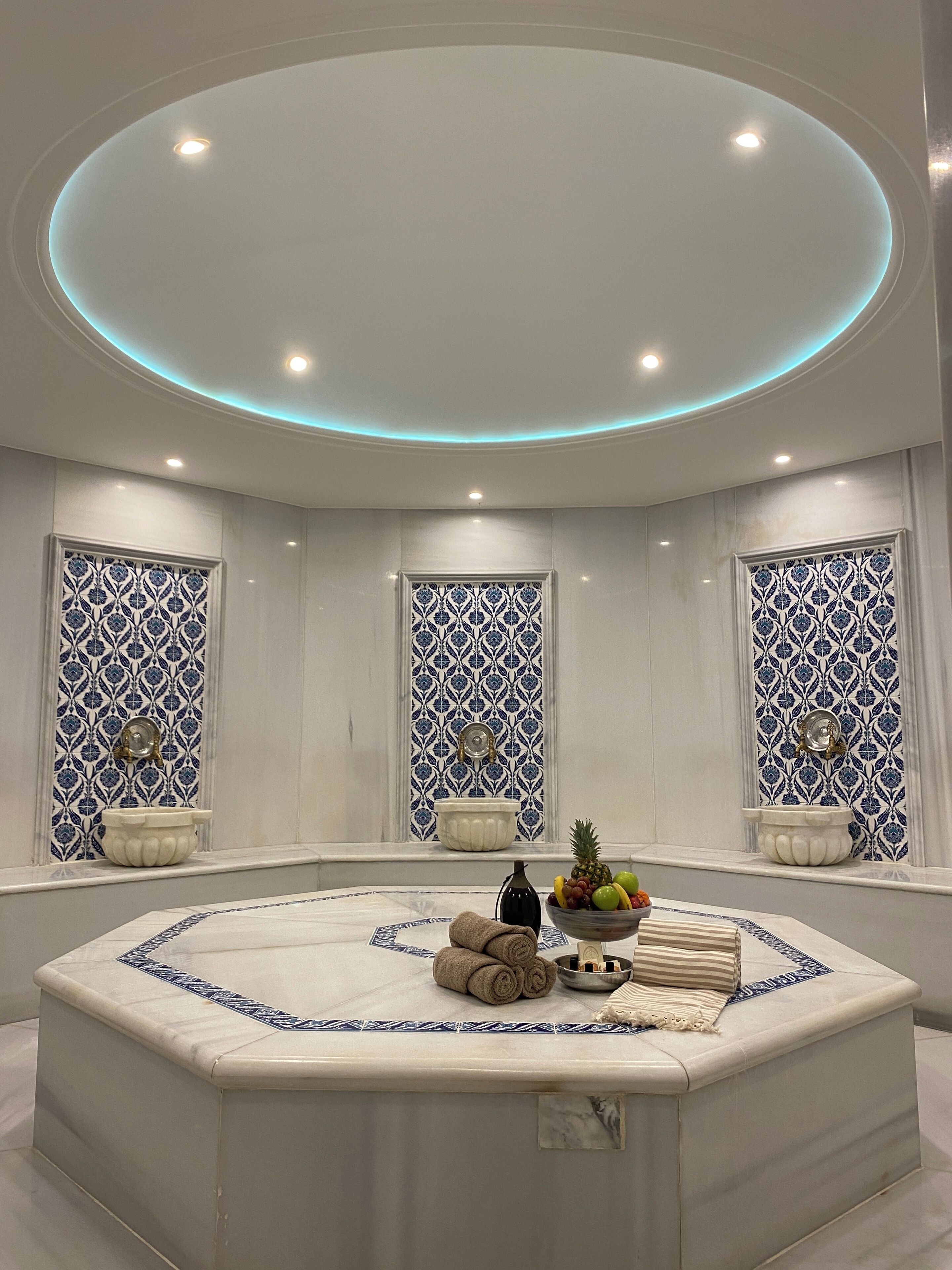 Een sauna, een stoombad, massagebehandelingen