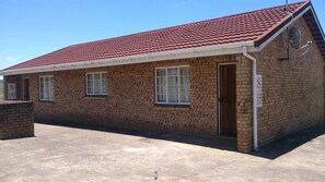 Decoración personalizada, muebles diferentes, escritorio y wifi gratis 