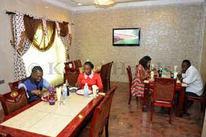 Desayuno con opciones de la cocina local diario (USD 10 por persona)