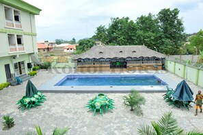 Una piscina al aire libre