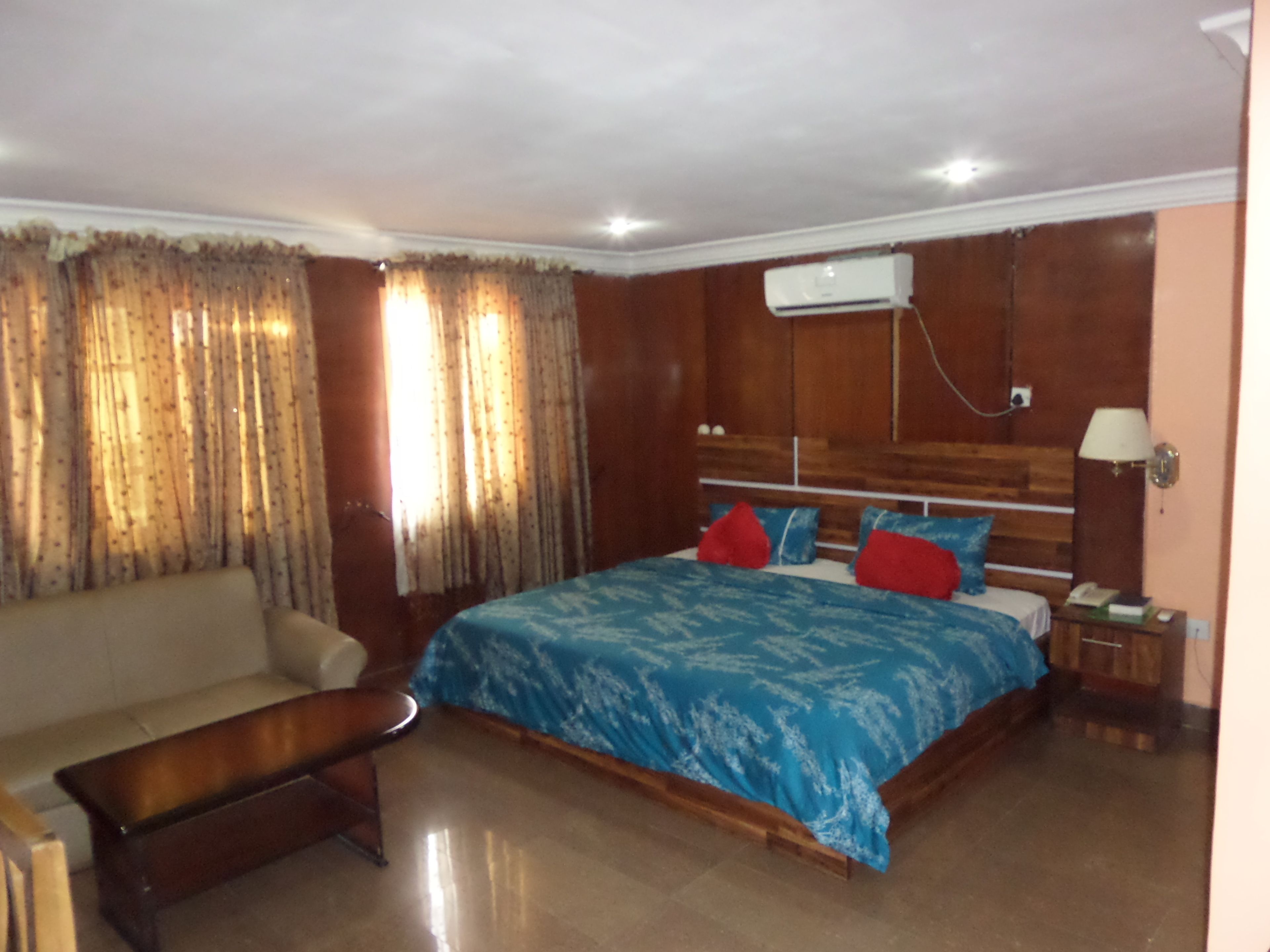 Escritorio, wifi gratis y ropa de cama 