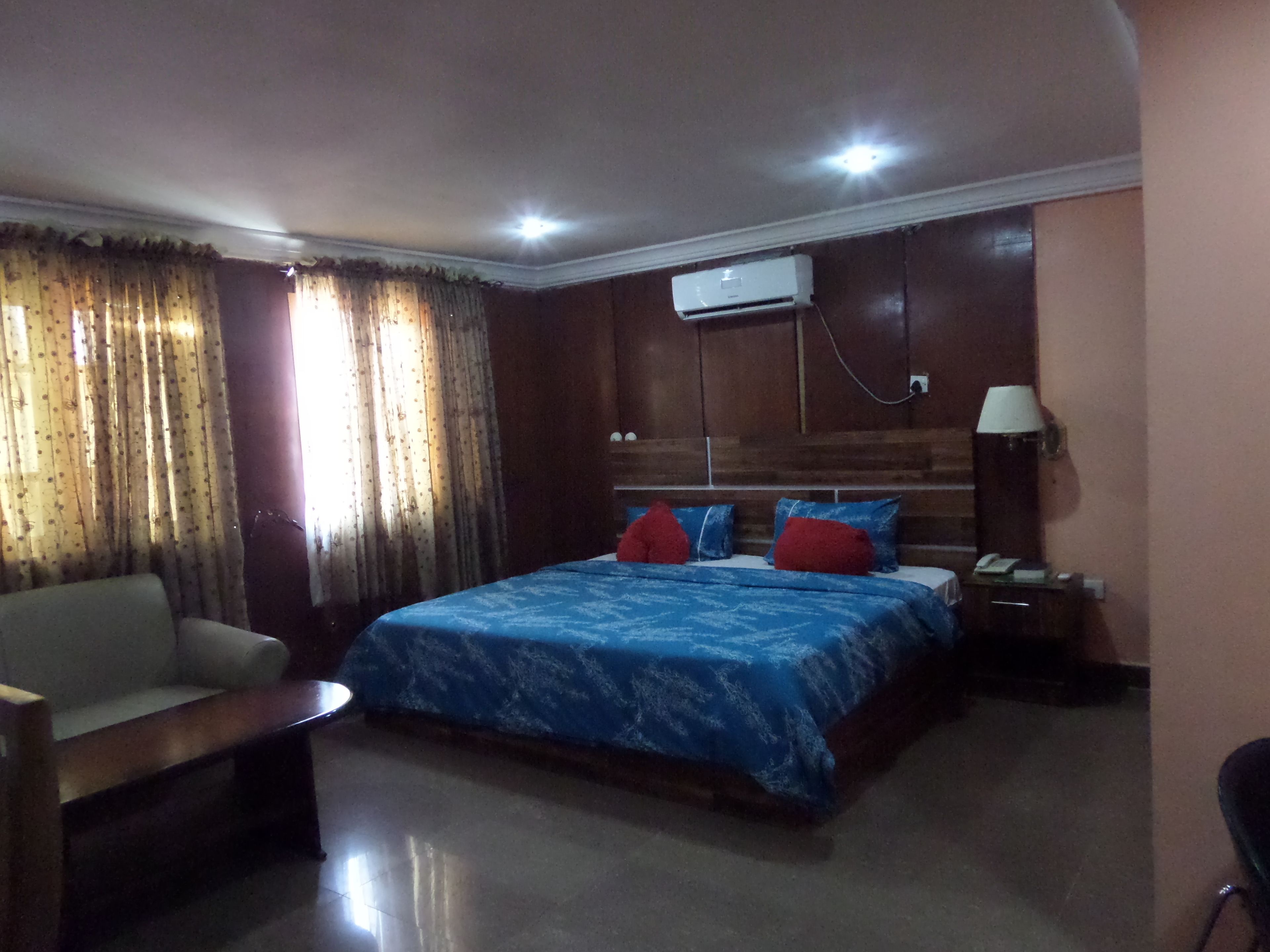 Suite | Desk, free WiFi, bed sheets