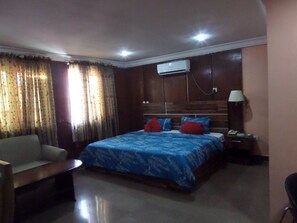 Escritorio, wifi gratis y ropa de cama 