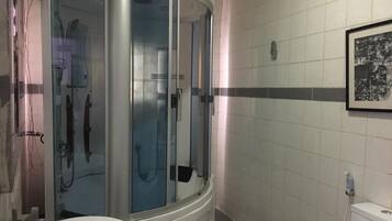 Presidential Suite | Bathroom | Shower, free toiletries, towels, soap